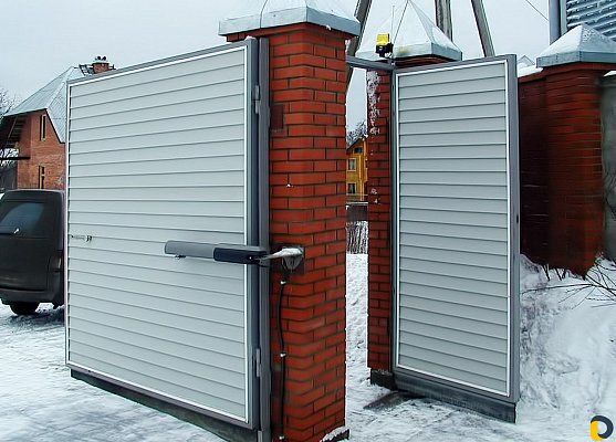 Какие бывают распашные ворота: классификация, плюсы, особенности установки