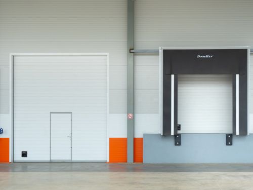Промышленные секционные ворота Doorhan ISD01 5800x6700 с калиткой 1